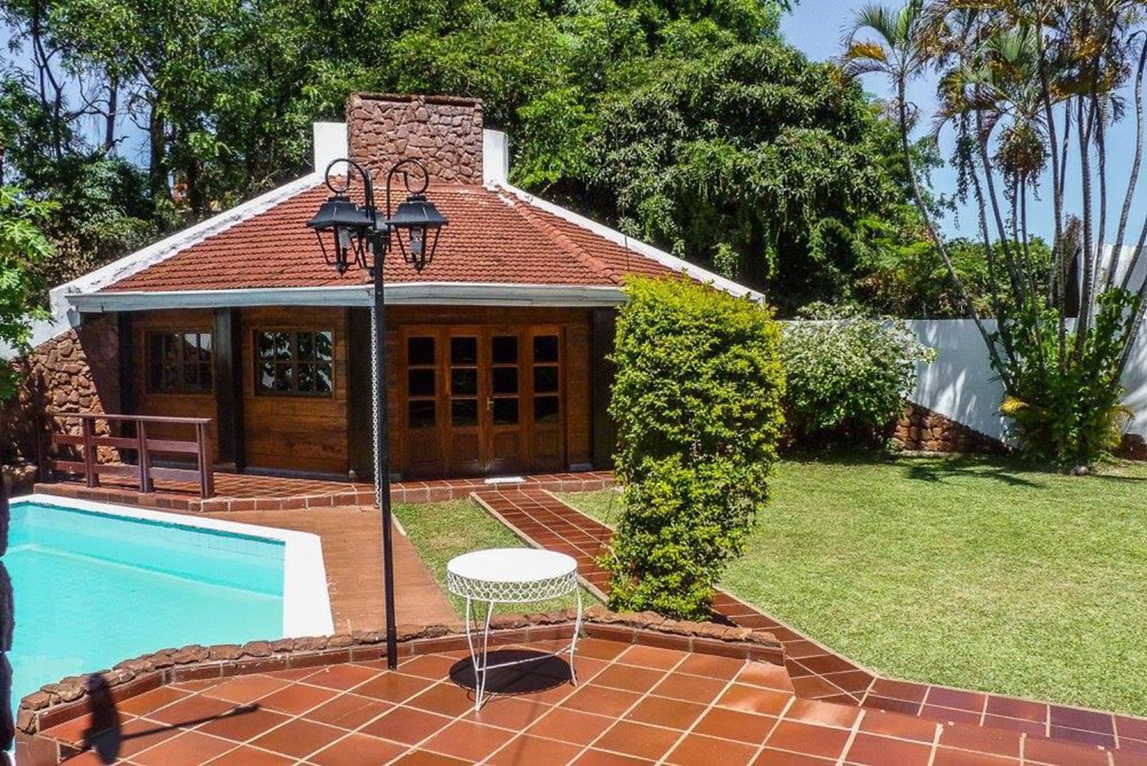 CASA CON DPTOS Y LOCALES EN ENCARNACION CENTRO